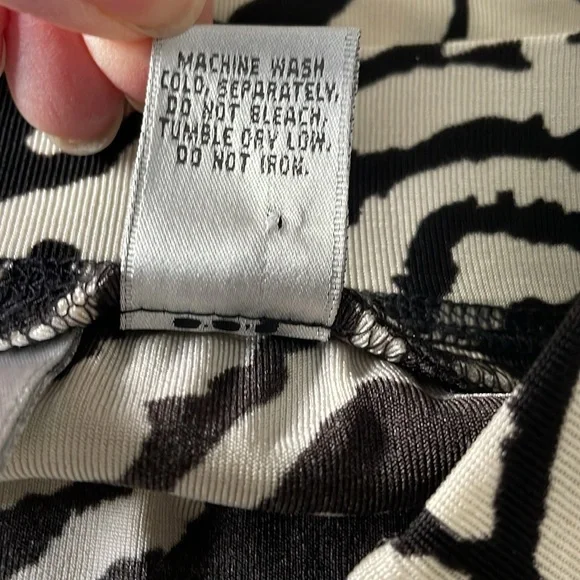 CHICO’S TRAVELERS Skirt Black and Tan Abstract Stretchy Liquid Knit Modest XXS - Picture 7 of 8